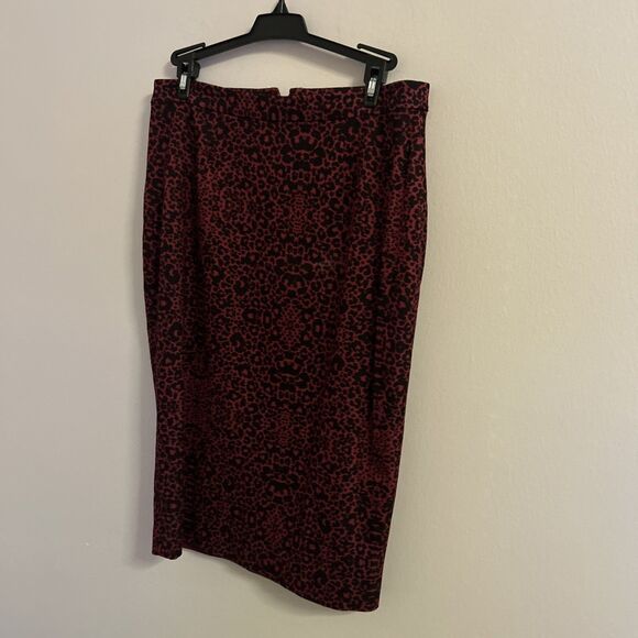 Halogen Size 8 Leopard Print Pencil Skirt Burgundy Black Knee Length - Picture 2 of 5